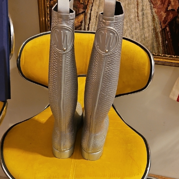 Elegant Stuart Weitzman Crocodile Pattern Rubber Rain/Snow Boots - Picture 2 of 7